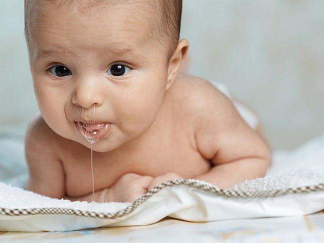 Hút sữa cho bé để tránh bị sặc lên mũi
