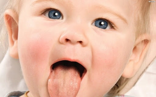 Trẻ nhỏ và trẻ sơ sinh rất dễ bị viêm họng