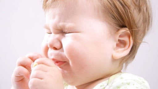 Trẻ sơ sinh bị hắt hơi và ho là dấu hiệu bệnh gì?