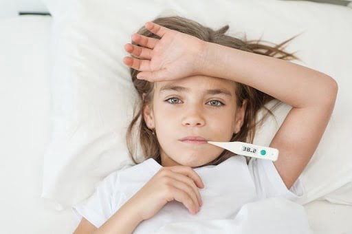 Trẻ ho sốt về đêm có thể do viêm phổi