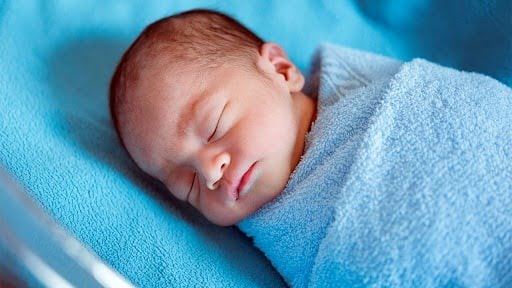 Trẻ có thể bị viêm phổi ngay sau khi sinh một vài giờ hoặc một vài ngày