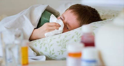Ho có đờm, thở khò khè, sốt, mệt mỏi,... là các dấu hiệu phổ biến của viêm phế quản