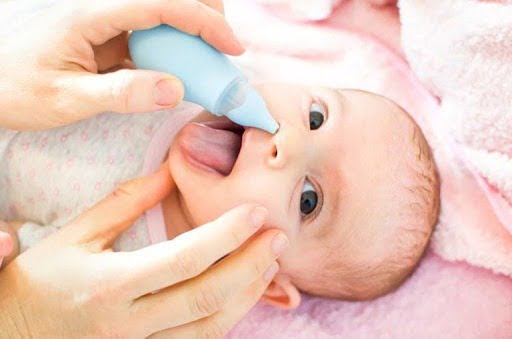 Vệ sinh mũi, họng cho bé thường xuyên để ngăn ngừa lây nhiễm