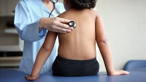 Bác sĩ sẽ thực hiện nhiều xét nghiệm để chẩn đoán chứng viêm phổi ở trẻ em