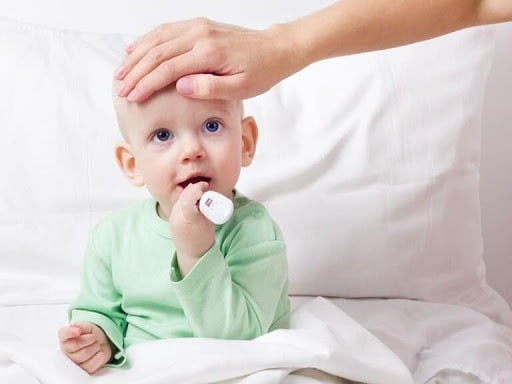 Trẻ bị viêm amidan mãn tính có thể gây sốt lên tới 10 ngày