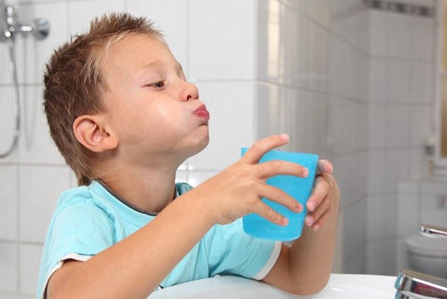 Ngậm nước muối giúp ức chế sự hoạt động, phát triển của vi khuẩn gây viêm amidan