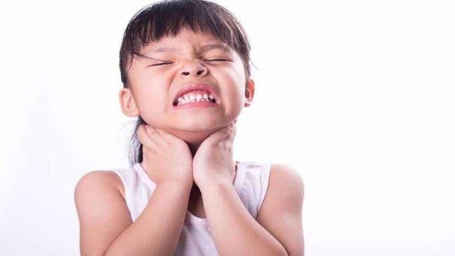 Trẻ bị viêm amidan kéo dài gây đau họng, khó nuốt