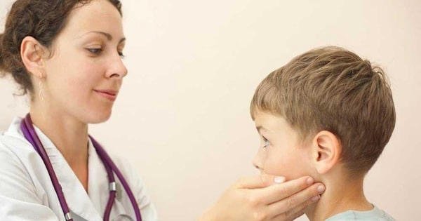 Viêm amidan nổi hạch dưới hàm ở trẻ có nguy hiểm không?