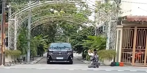 Lagi Viral, Dua Warga Ini Nekat Mencegat Mobil Pak Jokowi Di Solo Sambil Berlutut